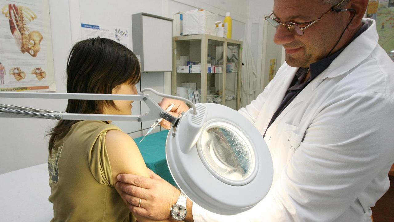 Influenza, vaccino per bambini e over 60. A Lucca e Valle in arrivo 20mila dosi in più