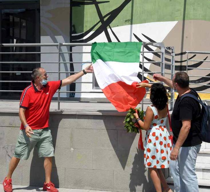 L’inaugurazione della targa a Teresa Mattei ora rimossa dall’amministrazione