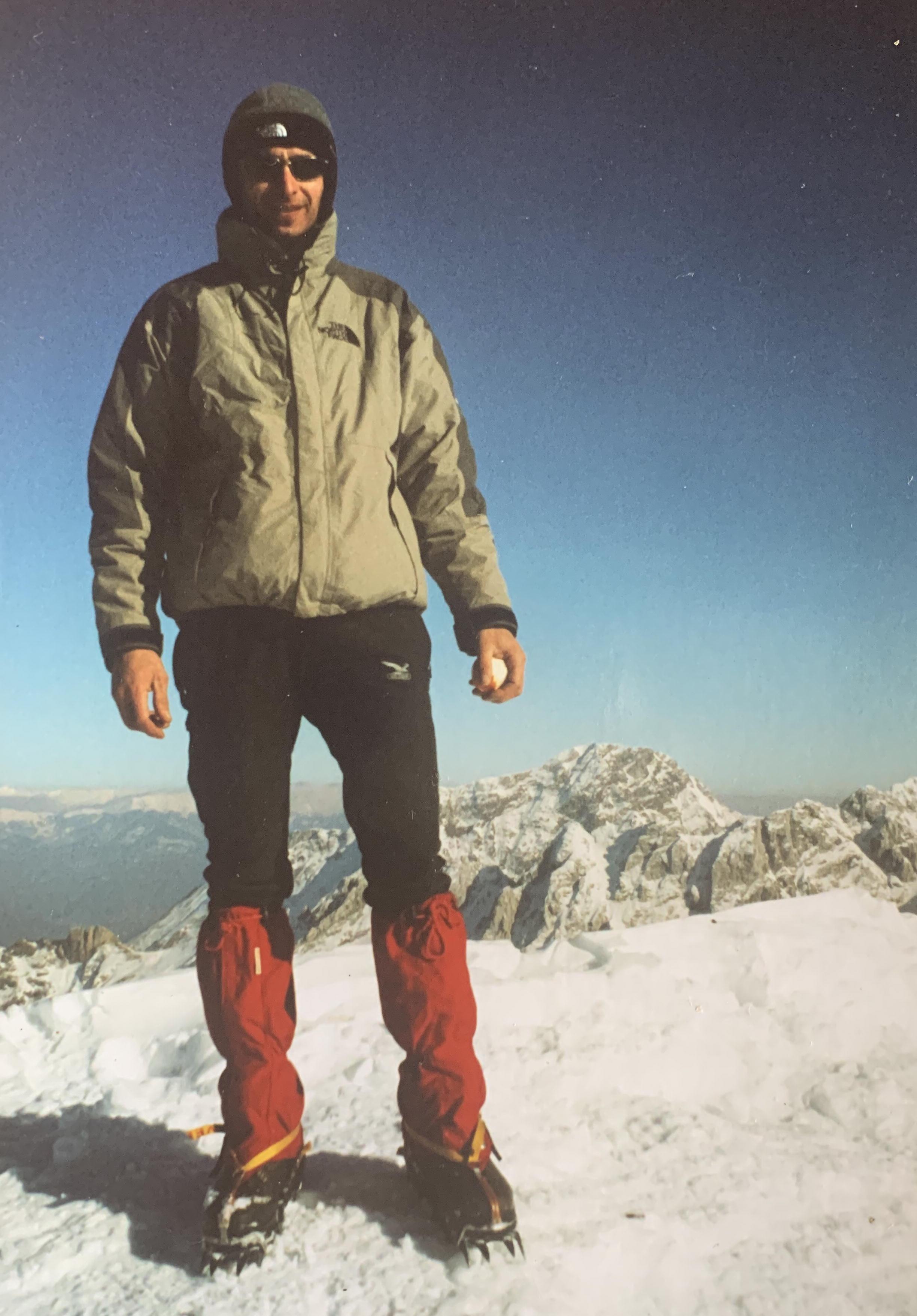 Davide in una foto su una vetta delle sue amatissime Apuane