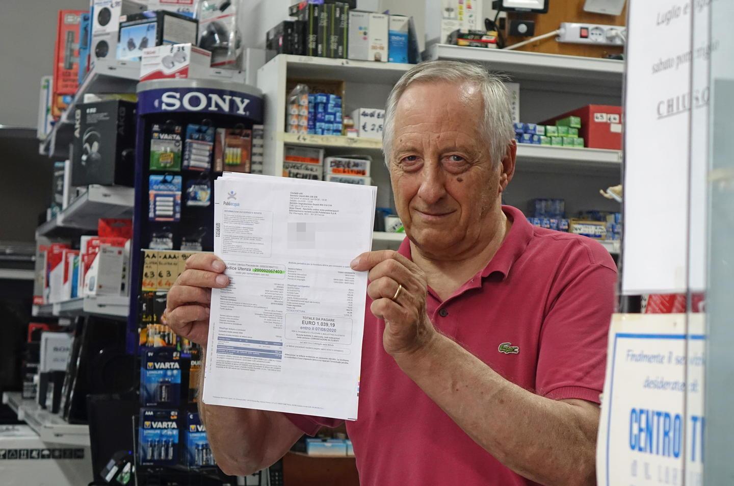 Vanni Landini, residente in via Spontini, nella zona centrale di Montale, mostra la bolletta da 1.040 euro che gli è arrivata per il periodo febbraio-luglio 2020