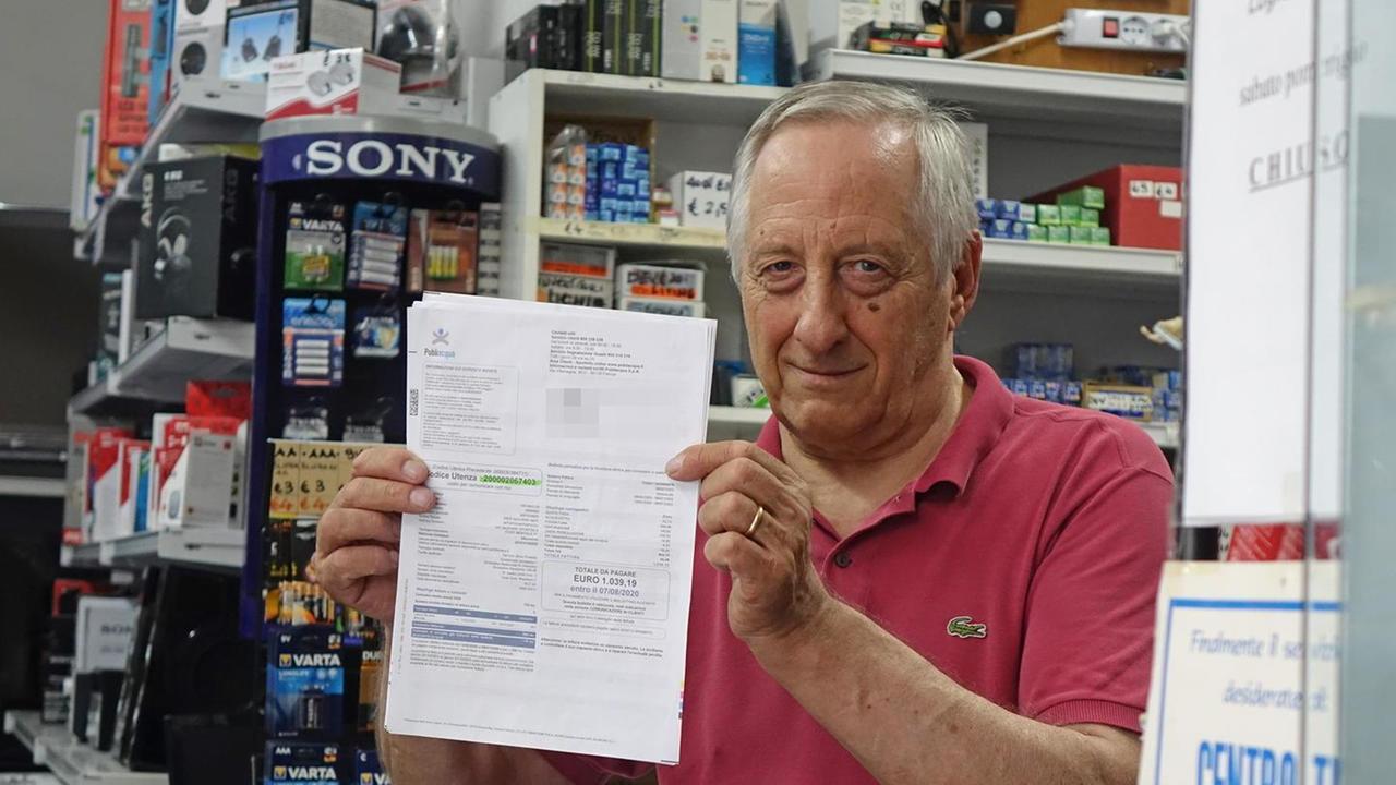 Vanni Landini, residente in via Spontini, nella zona centrale di Montale, mostra la bolletta da 1.040 euro che gli è arrivata per il periodo febbraio-luglio 2020