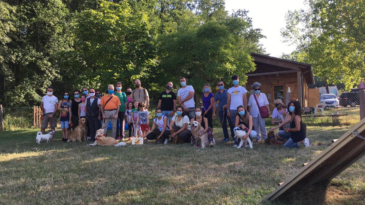 I partecipanti alla Caccia al tesoro a 6 zampe organizzata da Cave Canem asd
