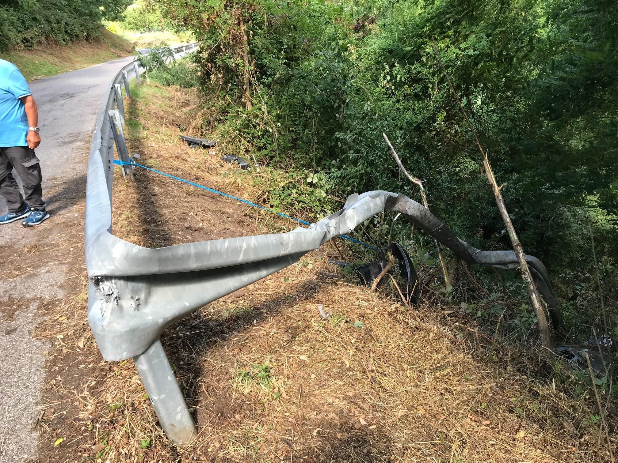 Il guard rail divelto dall'auto finita nella scarpata (foto Batavia)