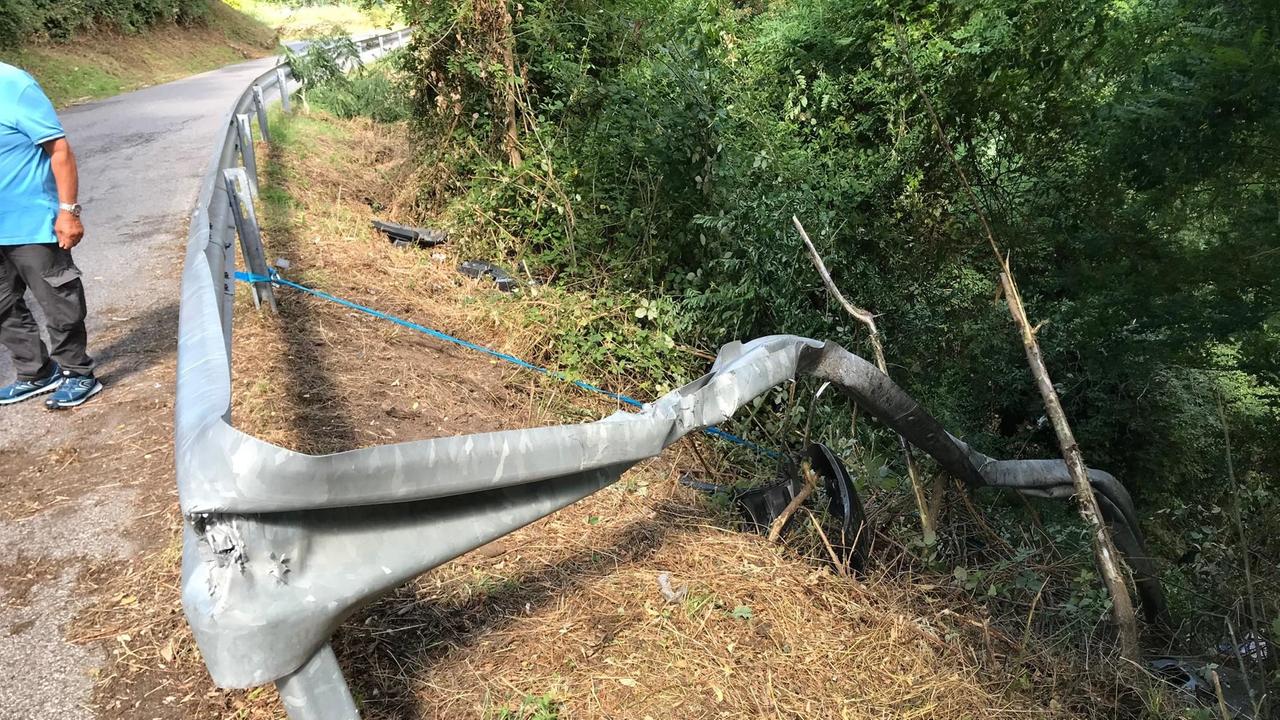Il guard rail divelto dall'auto finita nella scarpata (foto Batavia)