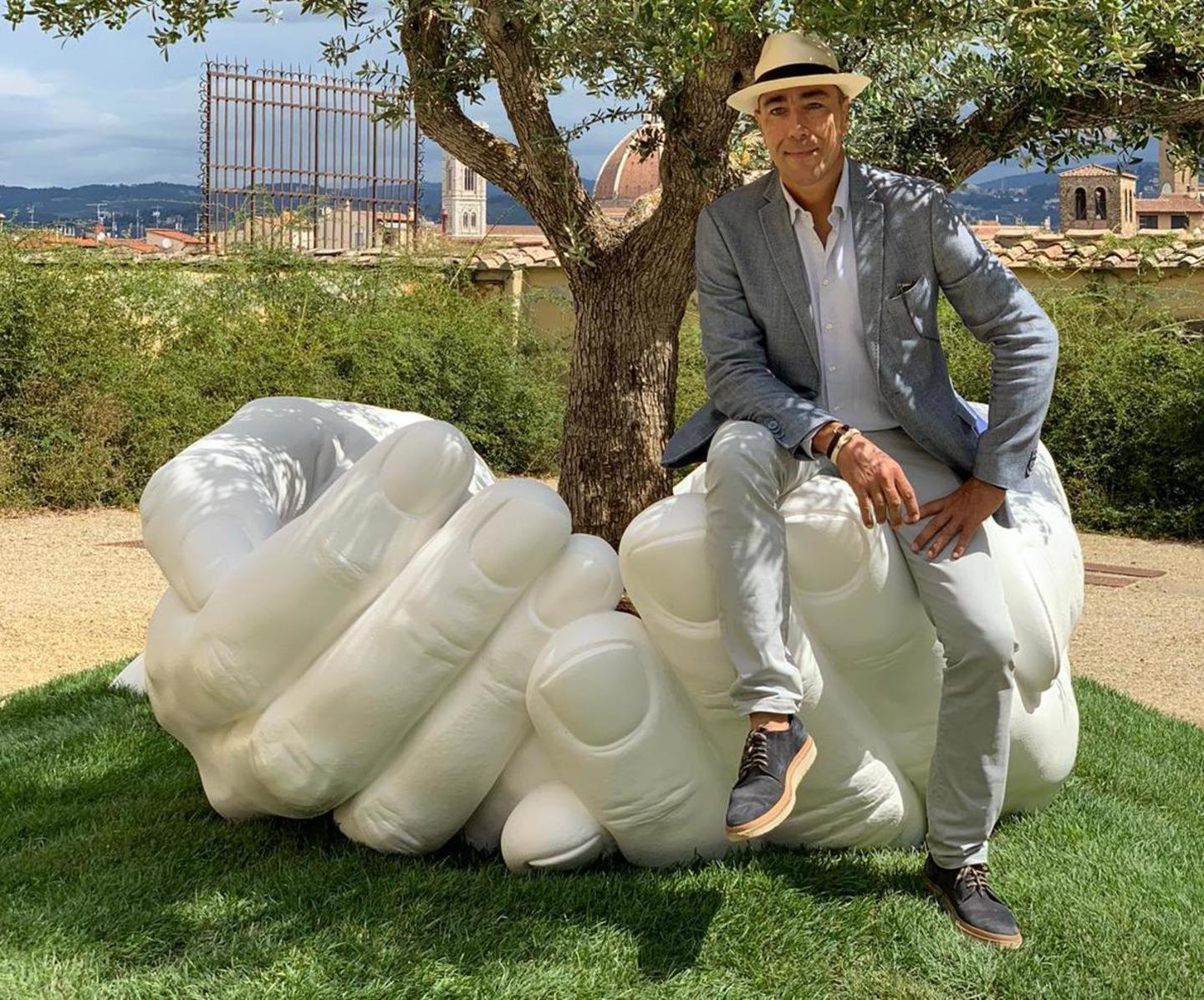 Give, le mani intrecciate di Quinn, la scultura nell'incanto di Boboli 
