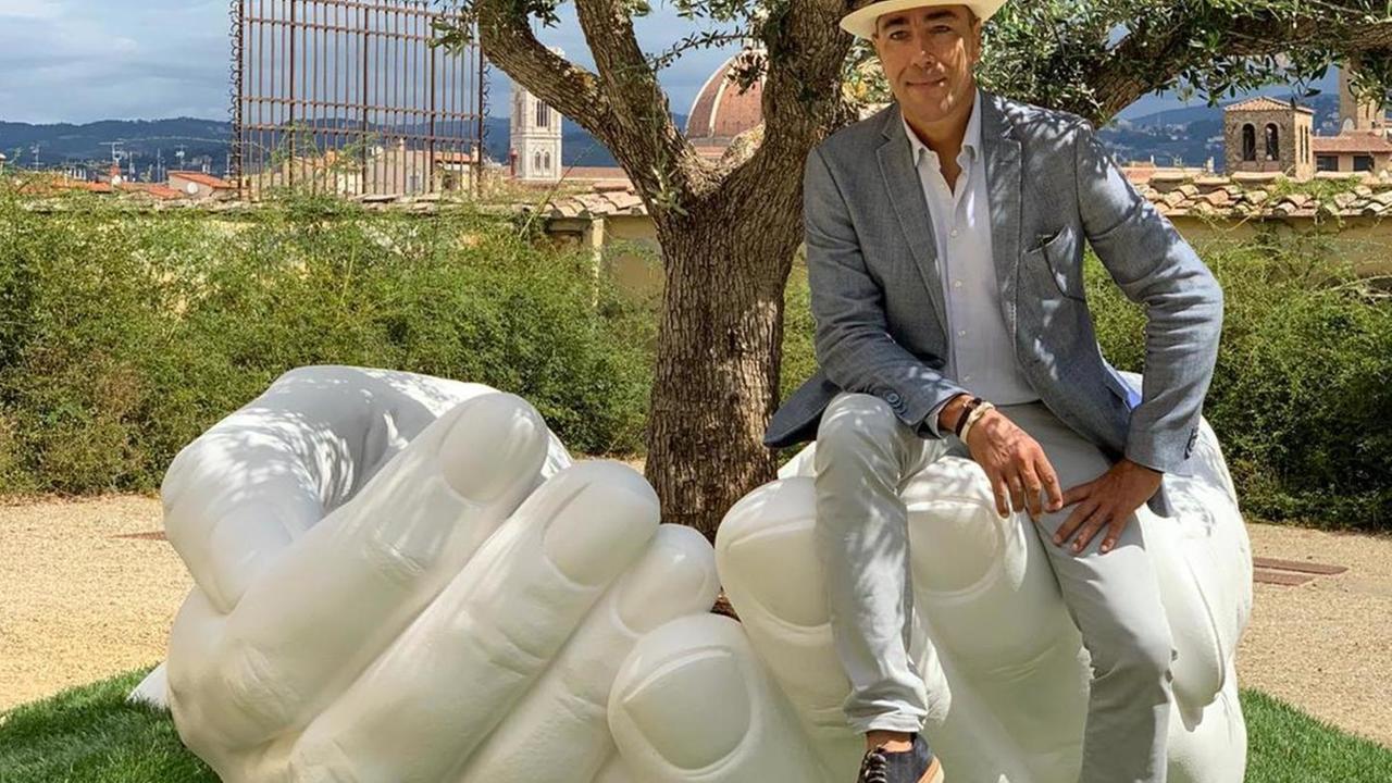 Give, le mani intrecciate di Quinn, la scultura nell'incanto di Boboli