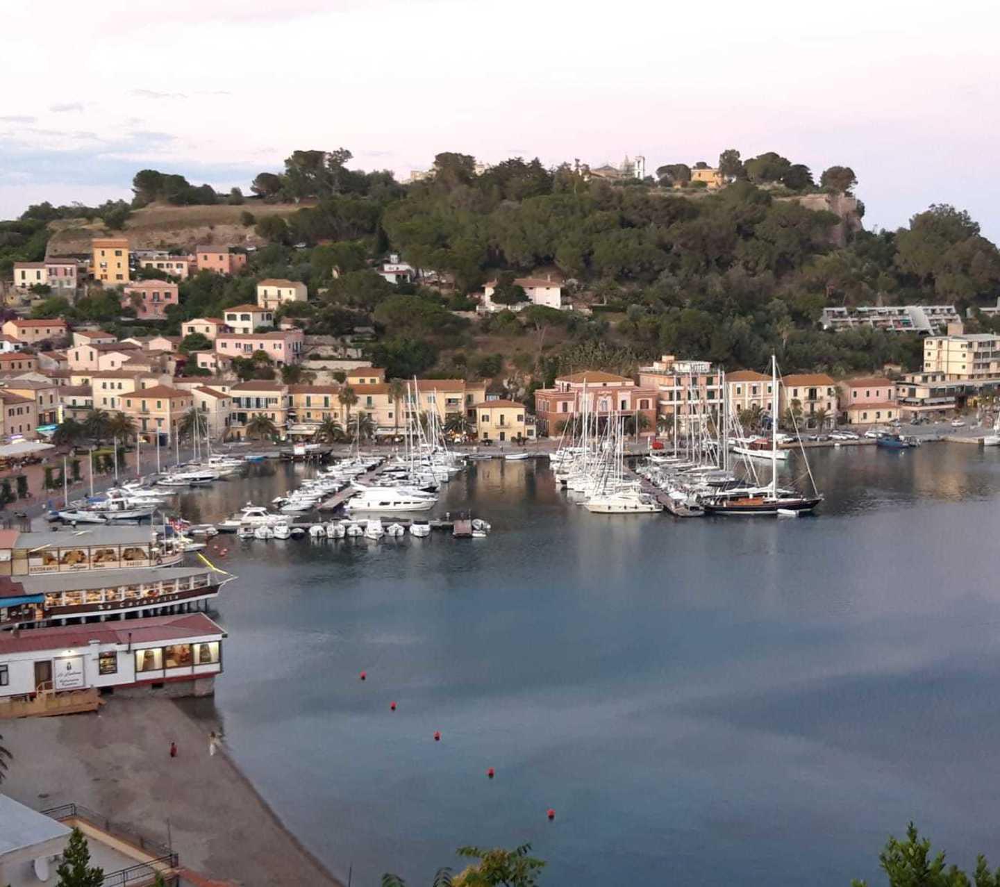Porto Azzurro, 15 locali sanzionati:«Norme anti Covid disattese» 