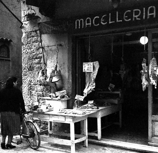La macelleria Mazzocchi negli anni Cinquanta (Foto Archivio Ranfagni)