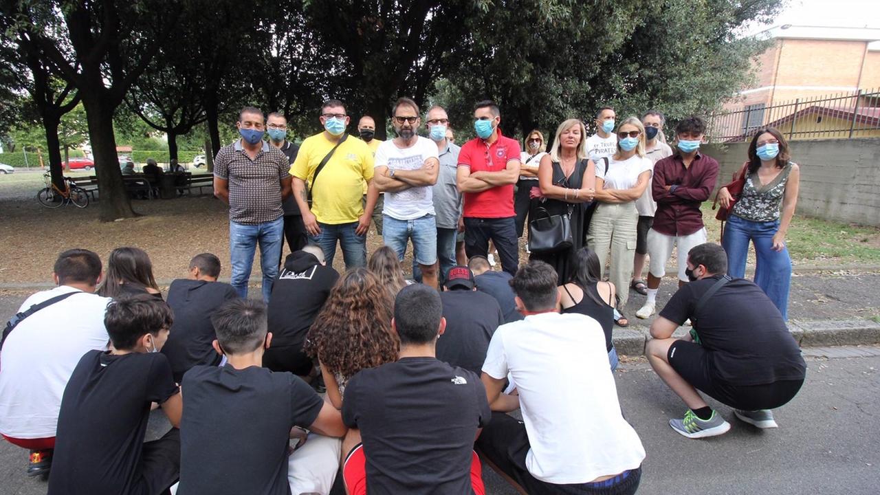 Un gruppo di genitori e ragazzi multati (Foto Batavia)