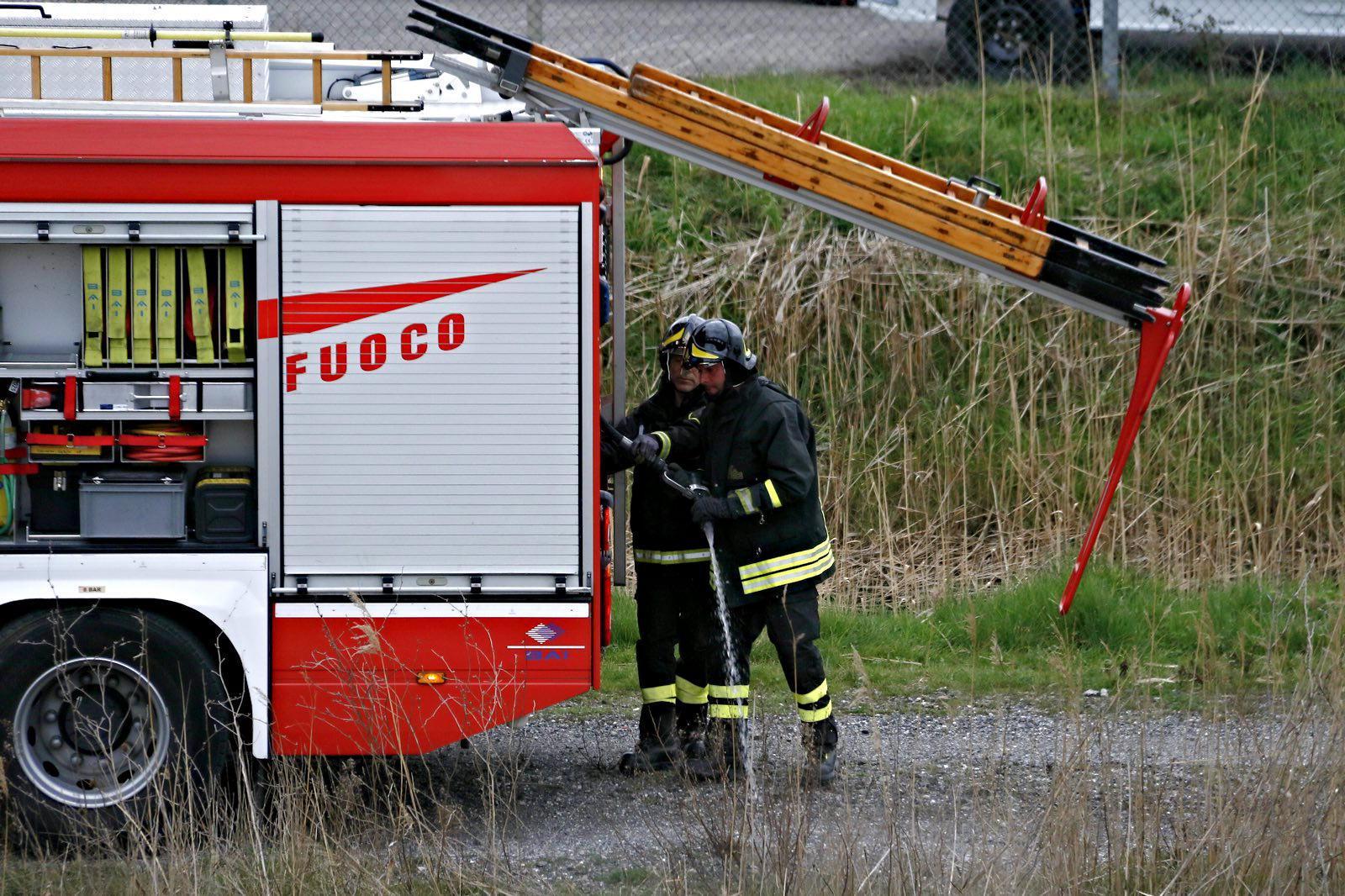 Vigili del fuoco al lavoro nella zona del Faldo (Marzi)