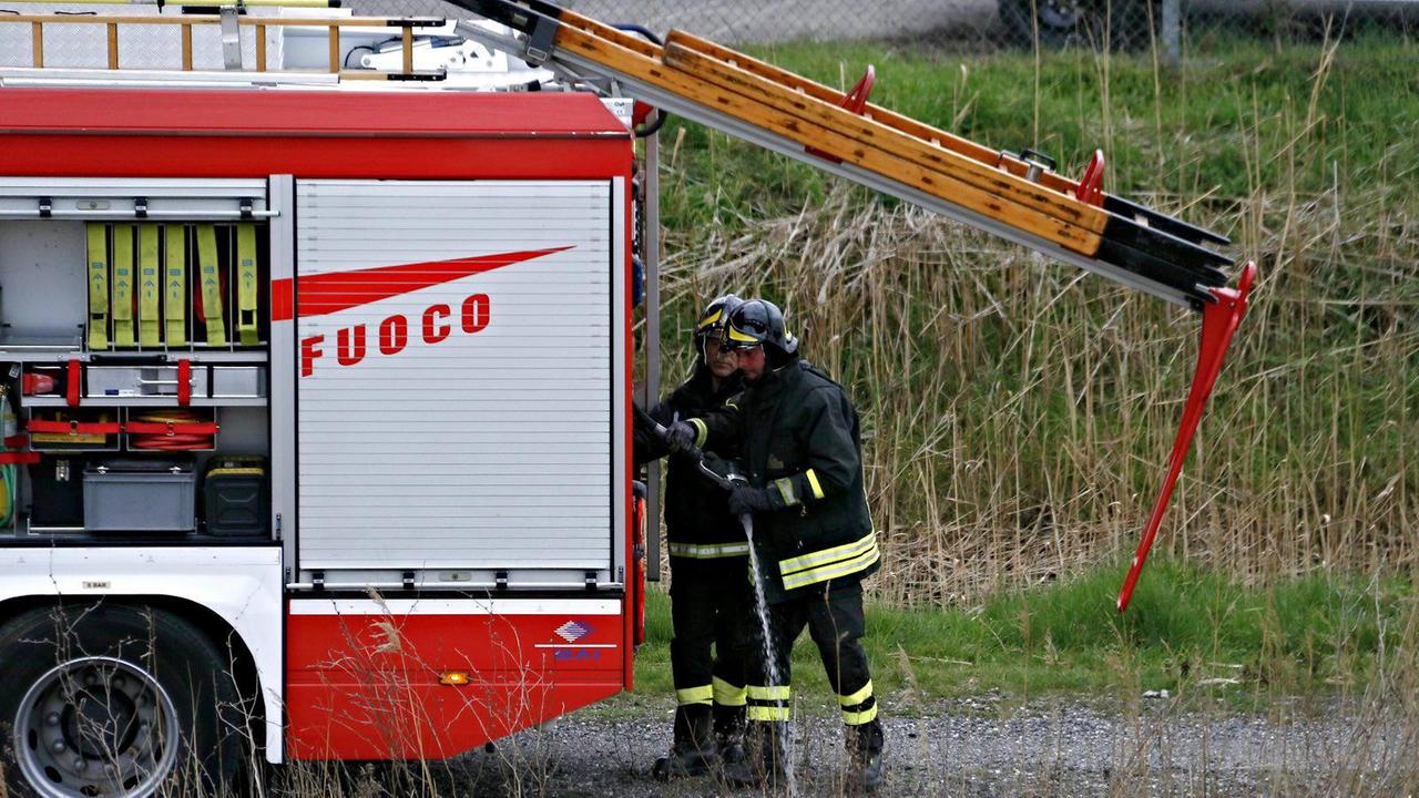 Vigili del fuoco al lavoro nella zona del Faldo (Marzi)
