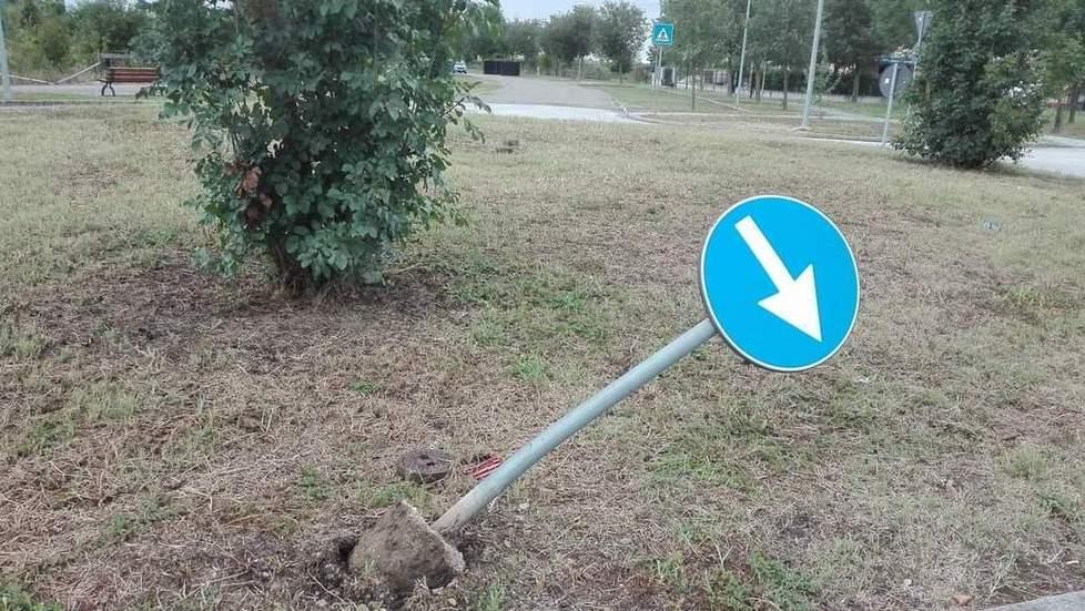 Un cartello divelto dai giovani vandali