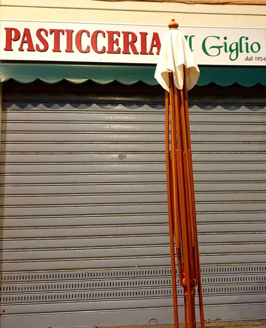 Armato di coltello in piazza ruba il telo dell’ombrellone 