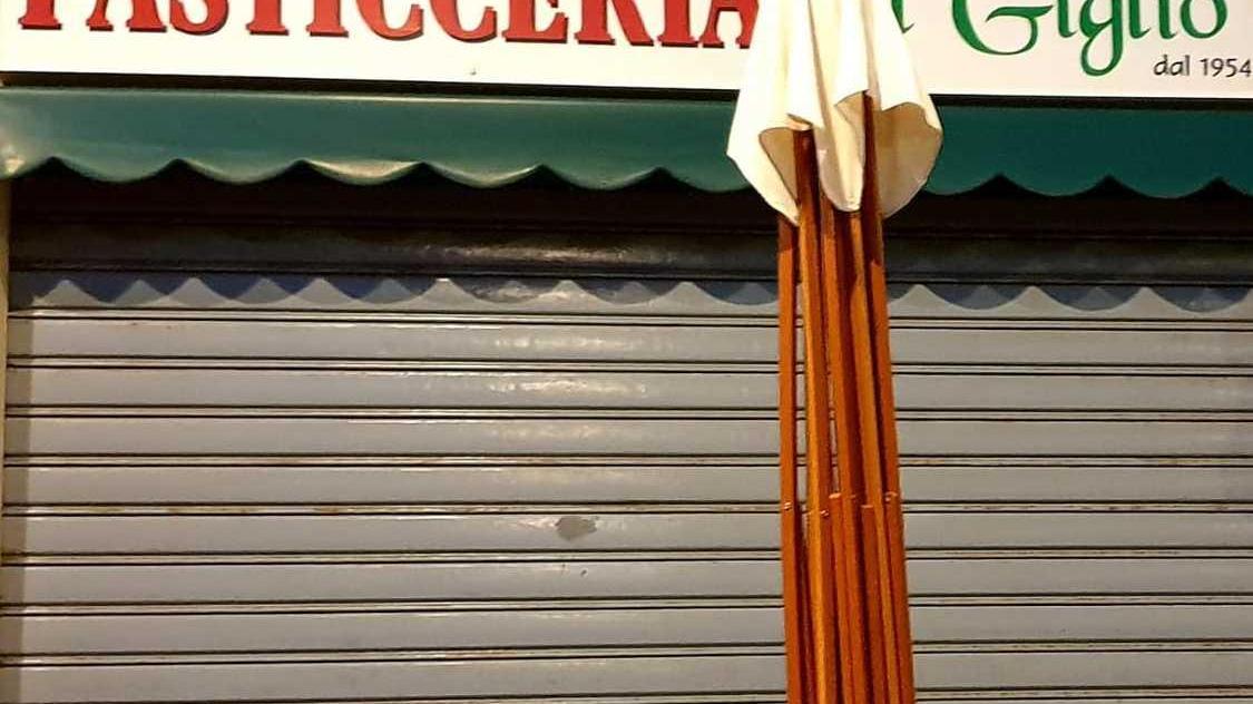 Armato di coltello in piazza ruba il telo dell’ombrellone