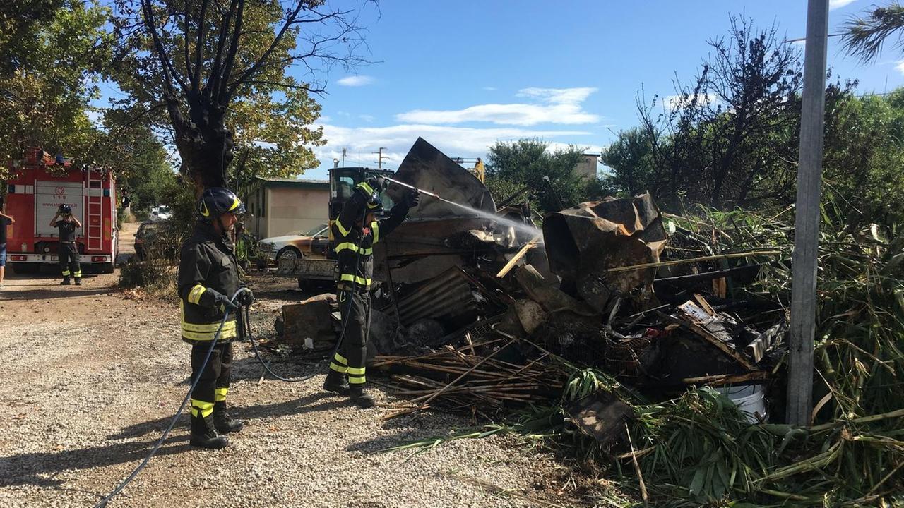 Le quattro roulotte in fiamme rilanciano l'allarme per gli Orti, il quartiere fantasma della città
