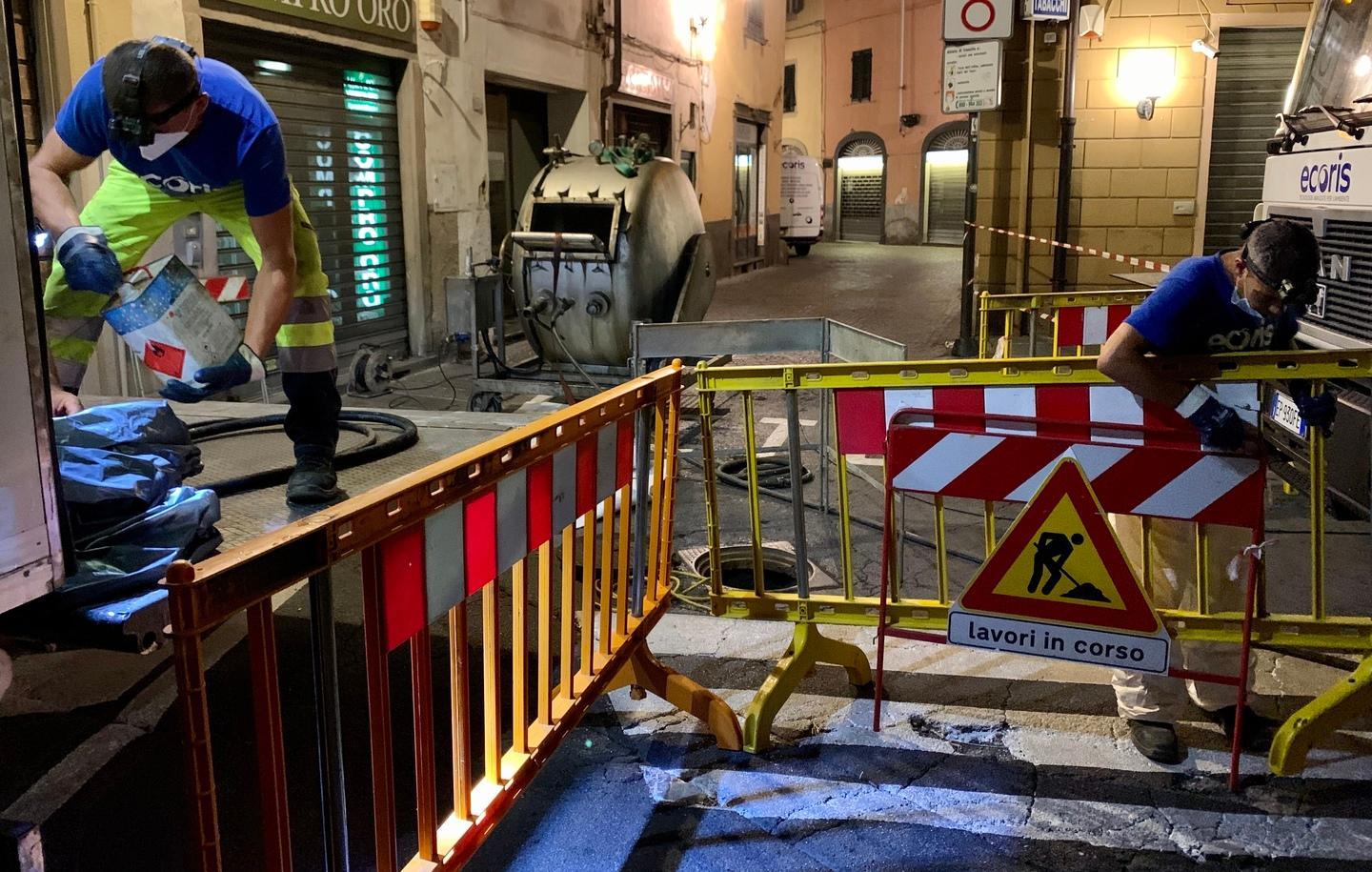 Lavori notturni per riparare la fognatura in via Fillungo