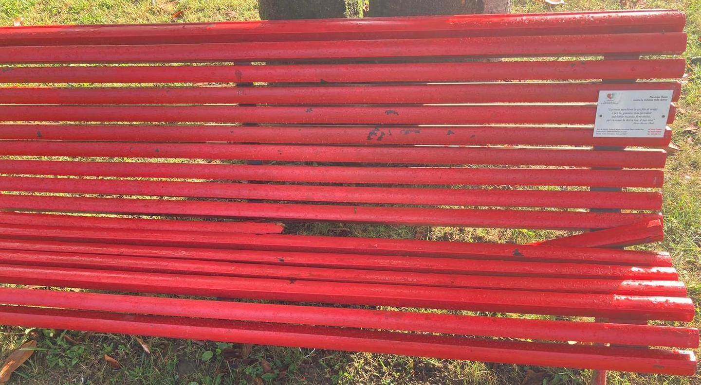 Vandali contro la panchina rossa 