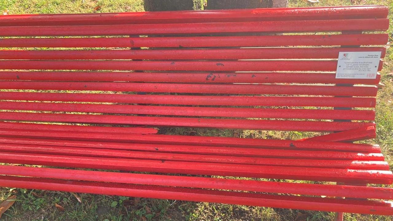 Vandali contro la panchina rossa