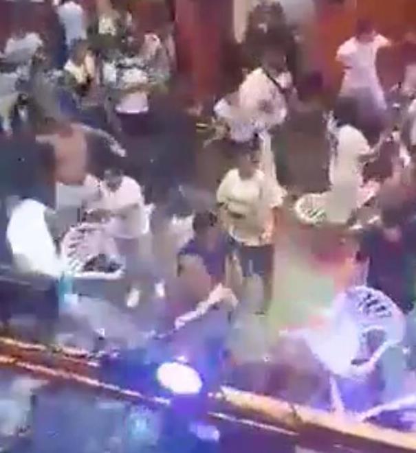 Pugni, calci e sedie “volanti” nella sala da ballo Dietro la maxi rissa, i veleni calcistici tra rivali