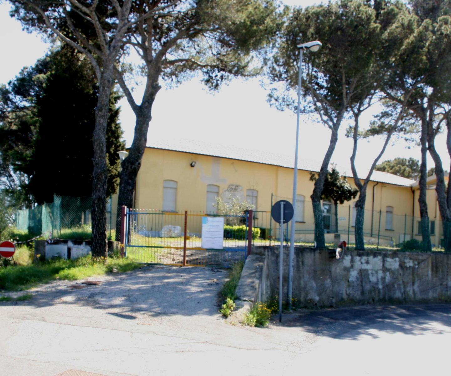 Lavori per consolidare le fondamenta della scuola materna di Nibbiaia