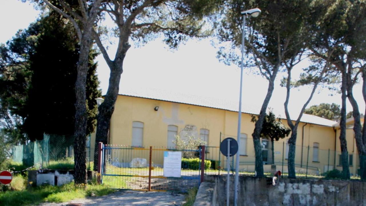Lavori per consolidare le fondamenta della scuola materna di Nibbiaia