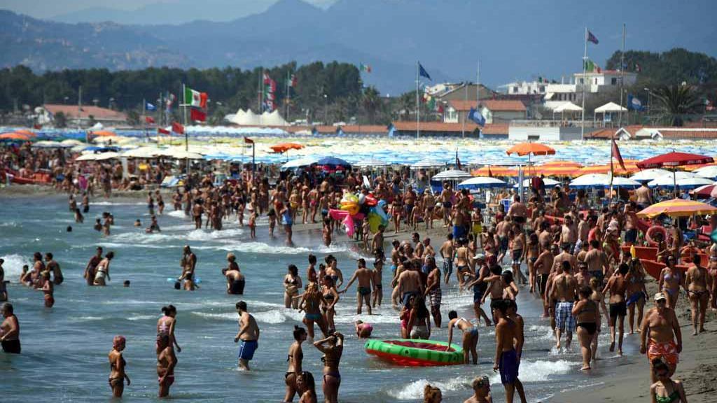 Covid, il ministro sulla mamma offesa in spiaggia: «Addolora l’indifferenza delle due donne per il bimbo malato»