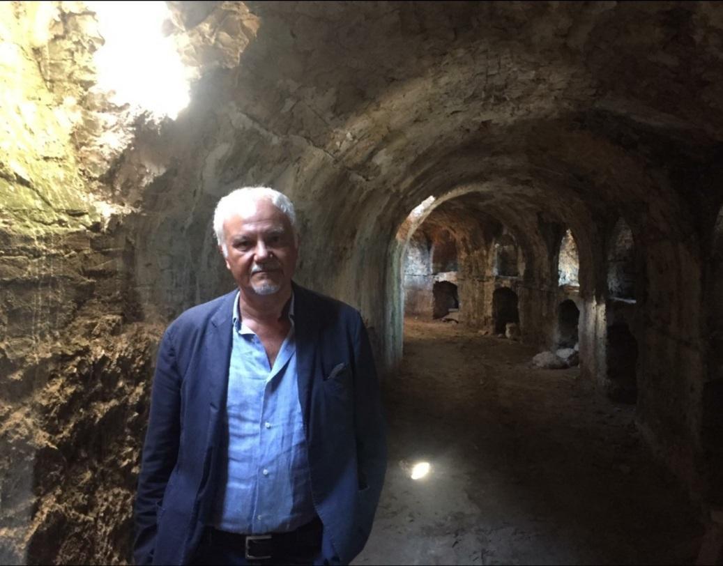 Il presidente dell’Authority Stefano Corsini all’interno della galleria settecetesca dei fucilieri nel Forte del Molo Mediceo