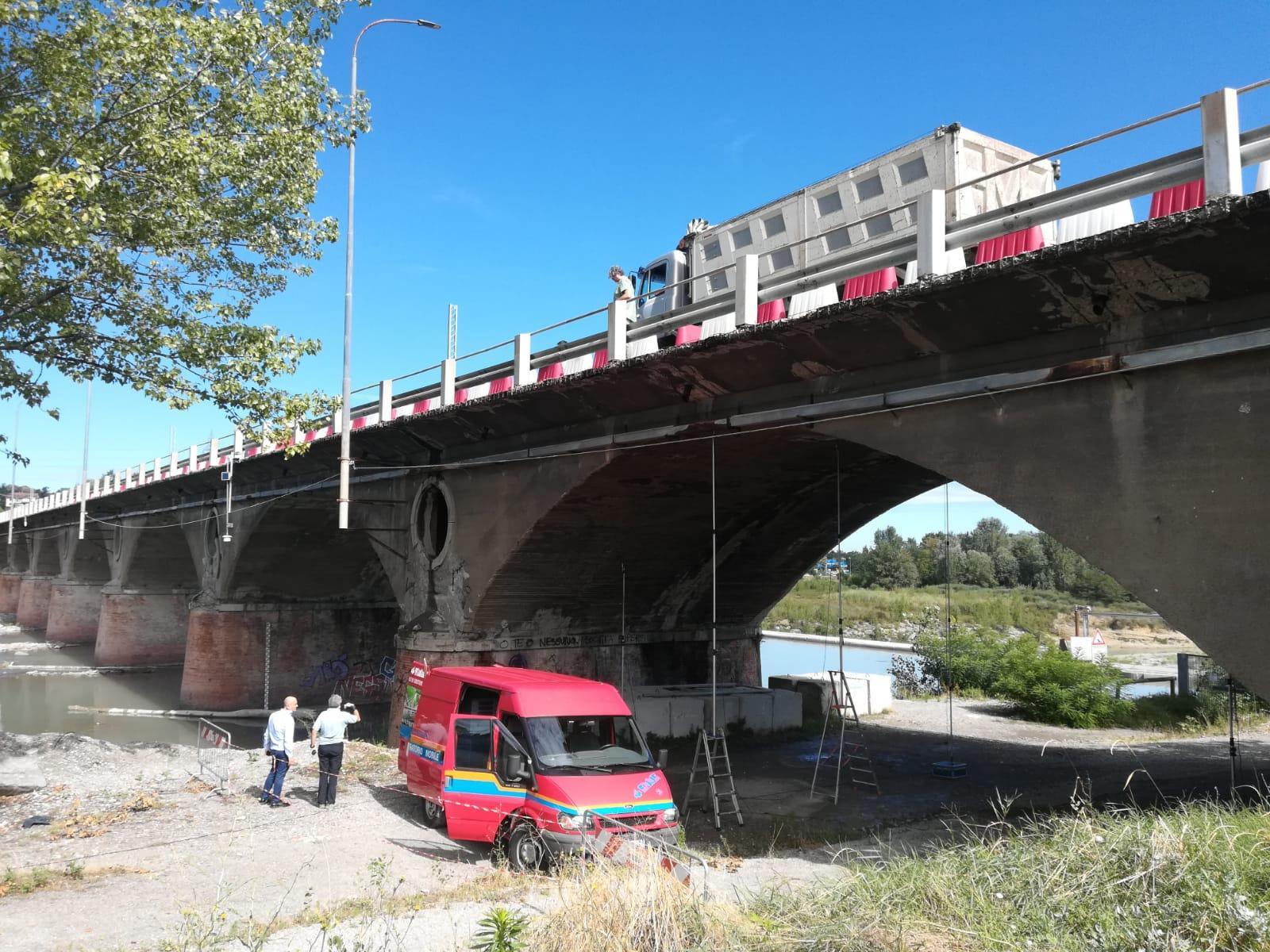 Sassuolo. I camion sul ponte Veggia si “travestono” da autobus 