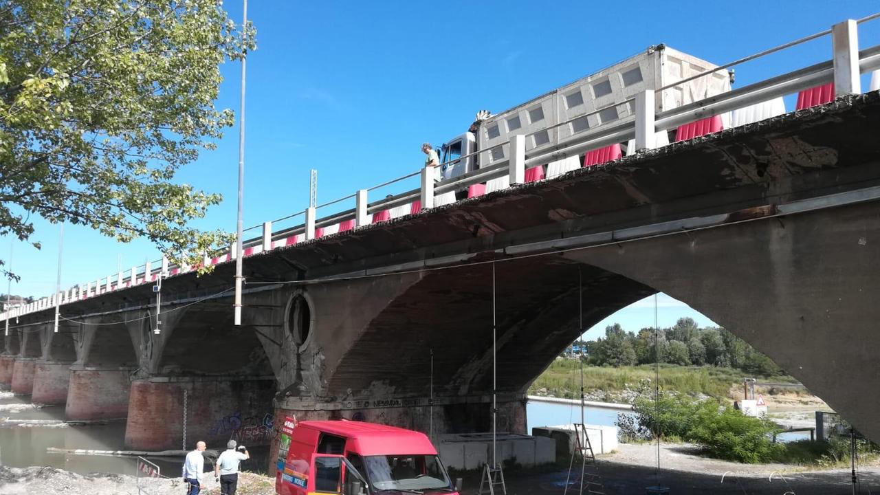 Sassuolo. I camion sul ponte Veggia si “travestono” da autobus