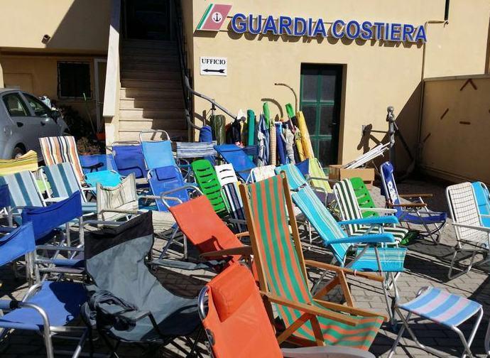 Mille euro di multa a chi apparecchia le spiagge di sera: è stretta sui controlli 