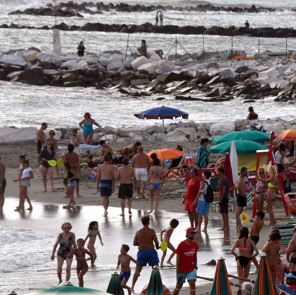 Bambino malato offeso in spiaggia, balneari pronti ad accoglierlo
