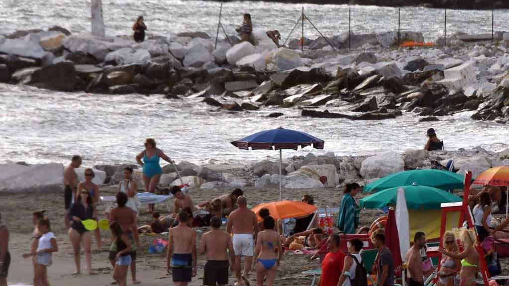 Bambino malato offeso in spiaggia, balneari pronti ad accoglierlo