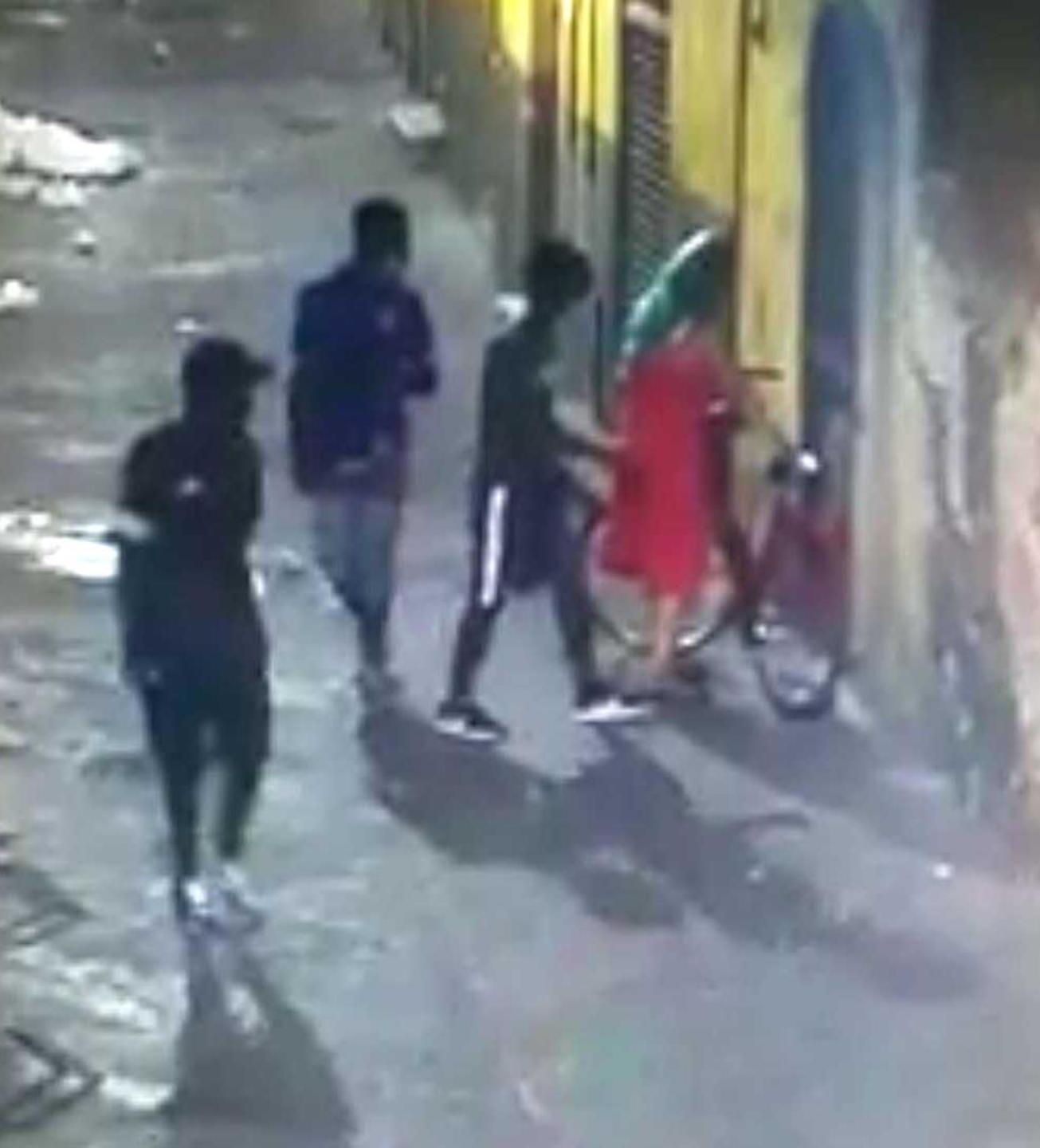 Aggredita per rapinarla nel vicolo, subito arrestati due dei tre banditi - Video
