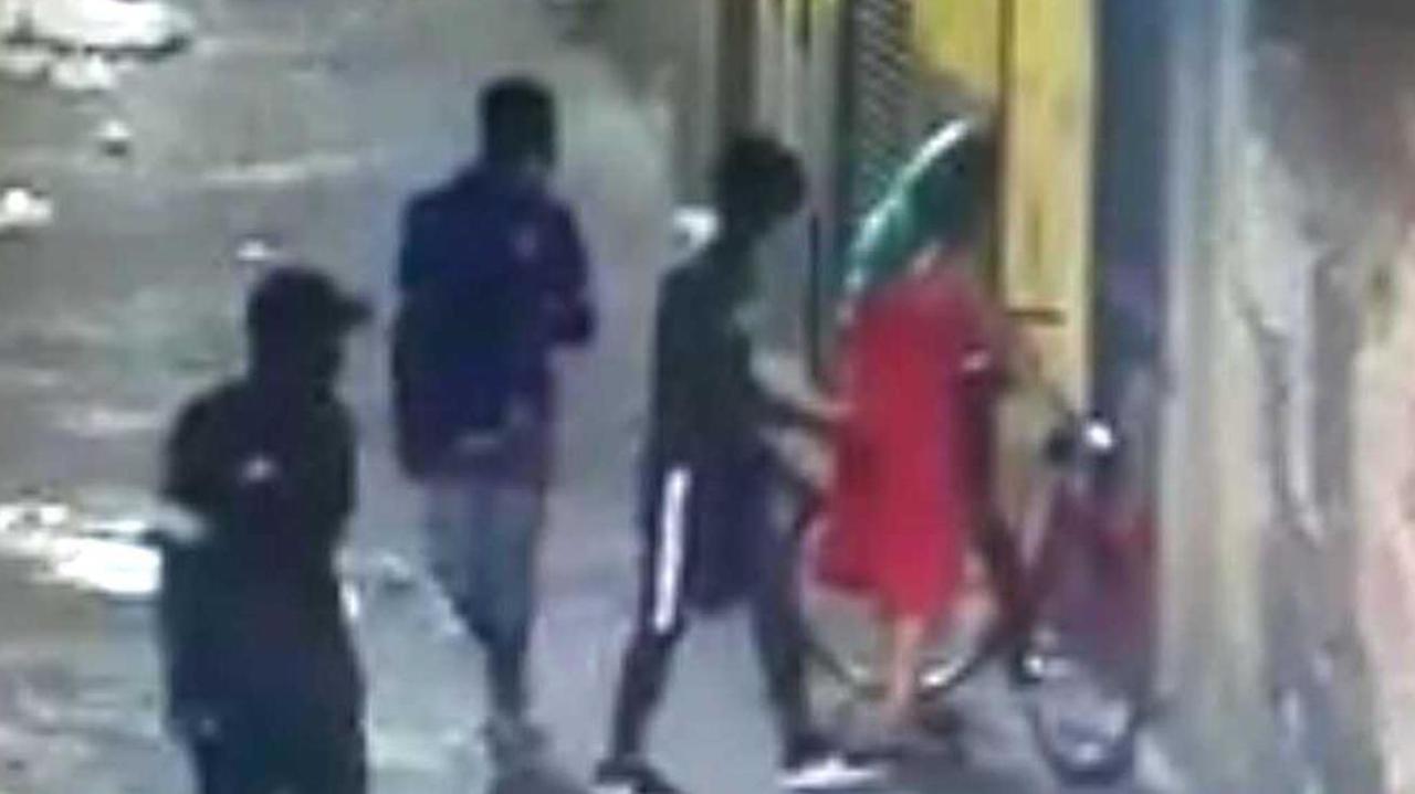 Aggredita per rapinarla nel vicolo, subito arrestati due dei tre banditi - Video