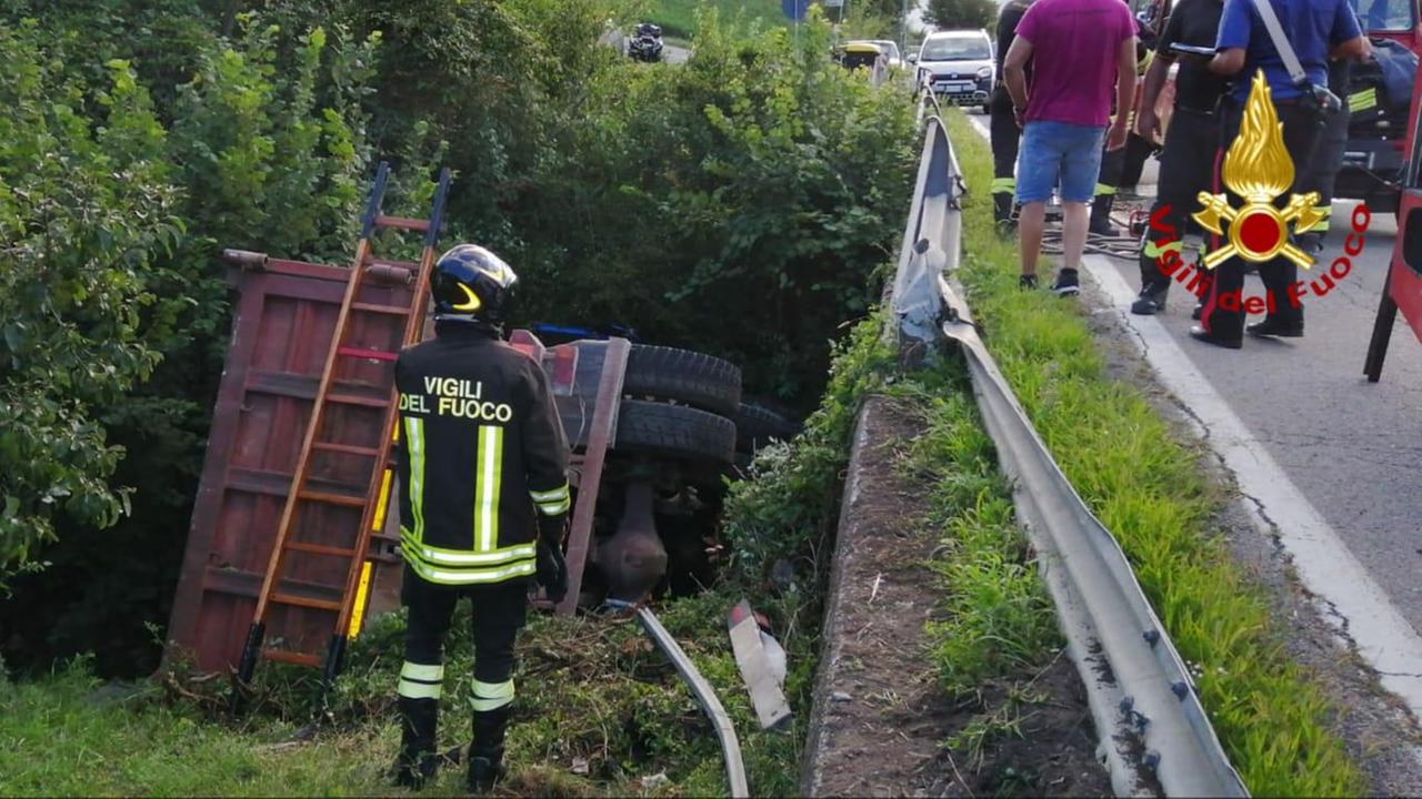 Perde il controllo del camion e vola fuori strada, 56enne ferito