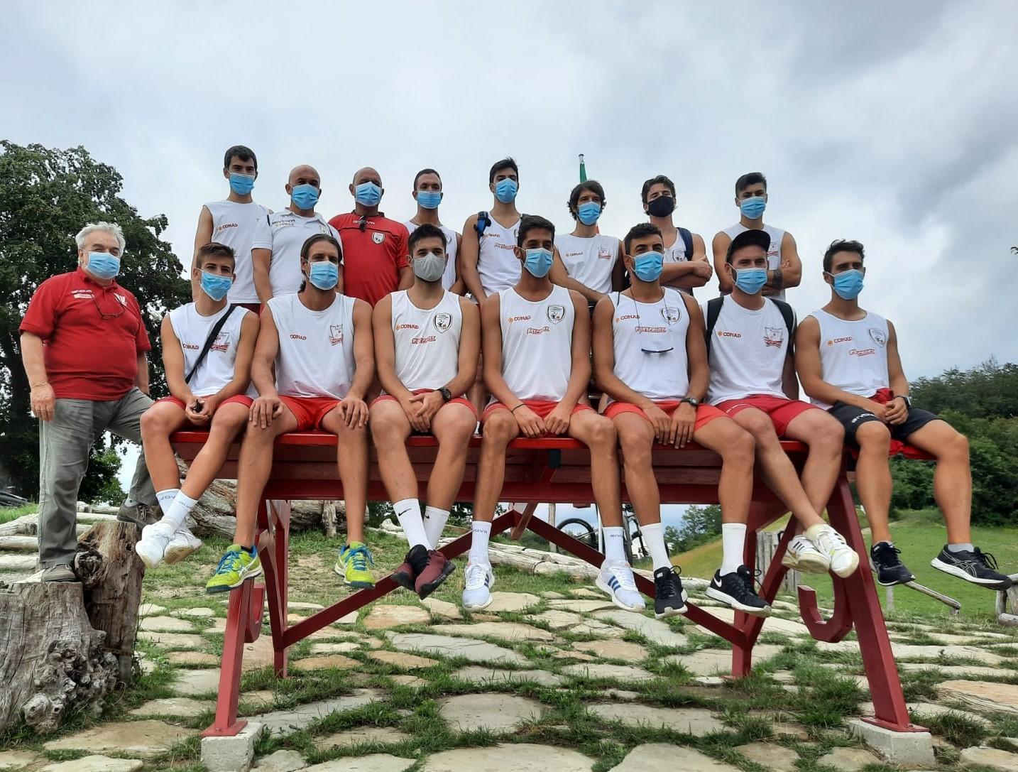 La Conad 2020 in posa sulla panchina gigante del Monte Fosola