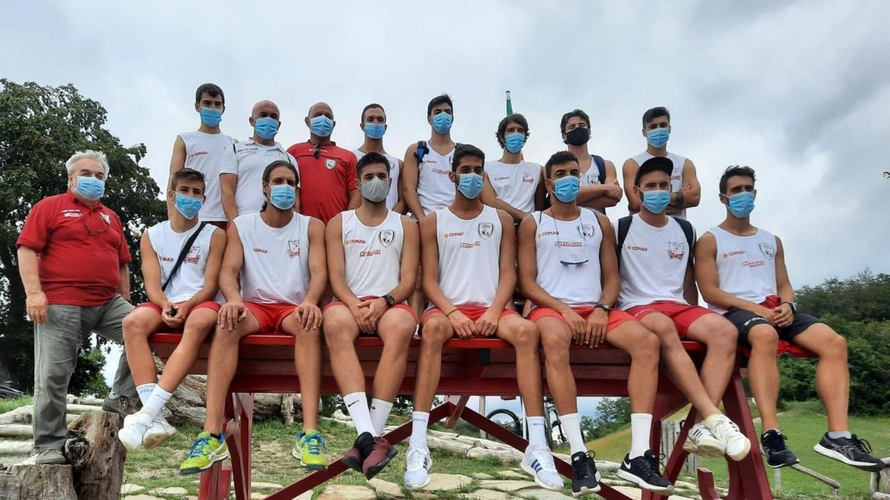 La Conad 2020 in posa sulla panchina gigante del Monte Fosola