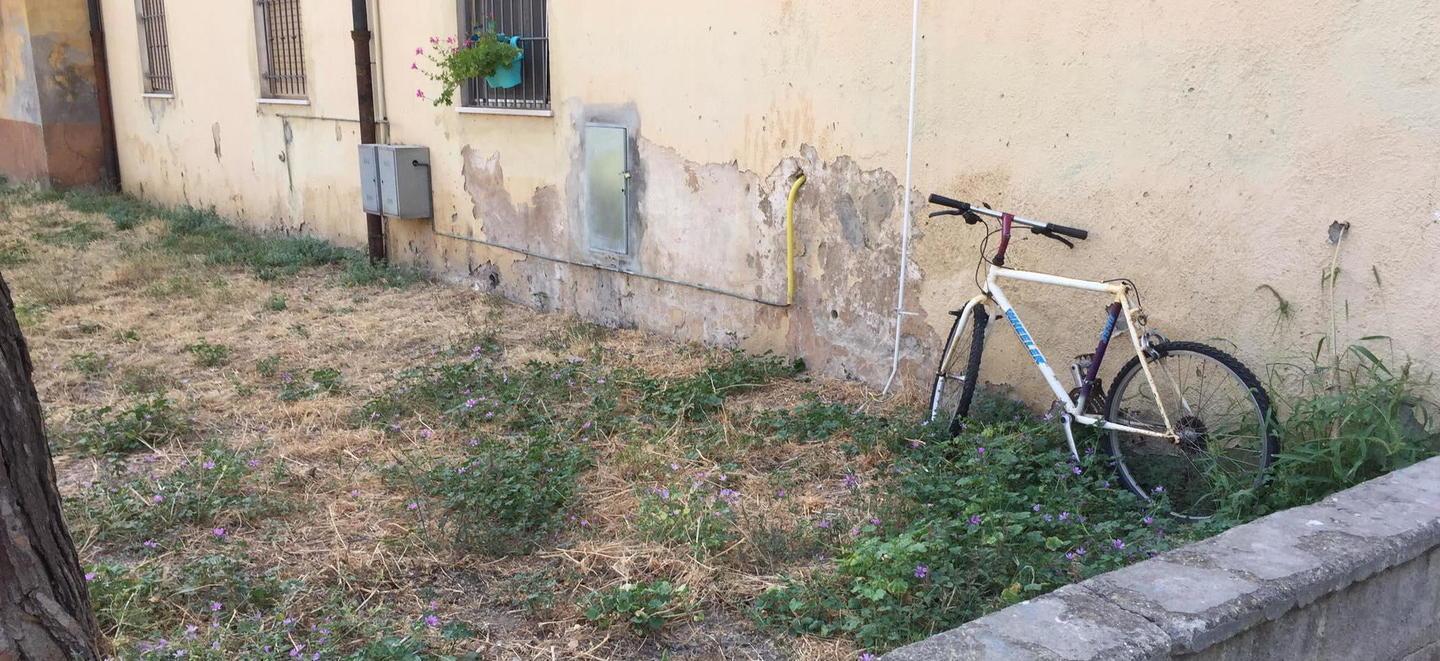 «Fogna sullo spazio verde e sotto la finestra di casa Puzza e costi insostenibili» 