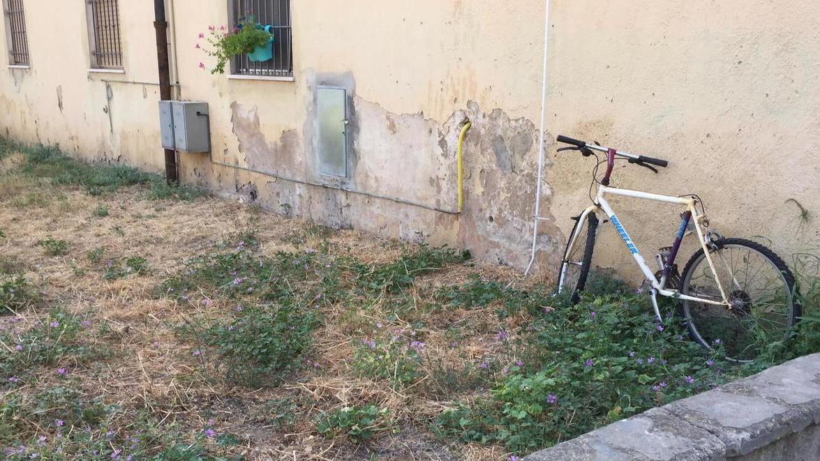«Fogna sullo spazio verde e sotto la finestra di casa Puzza e costi insostenibili»
