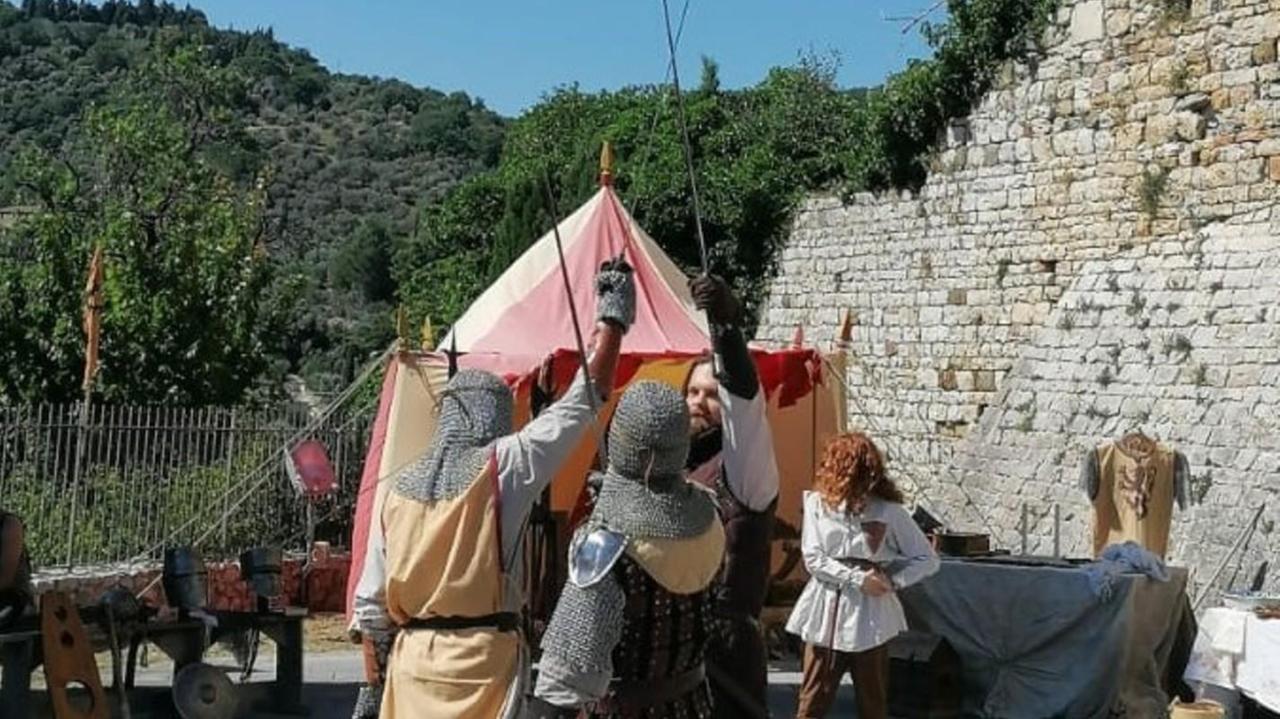Bambole e cavalieri tra i vicoli del borgo