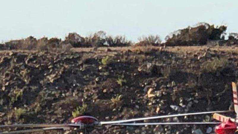 Finisce fuori strada con la moto che poi va a fuoco