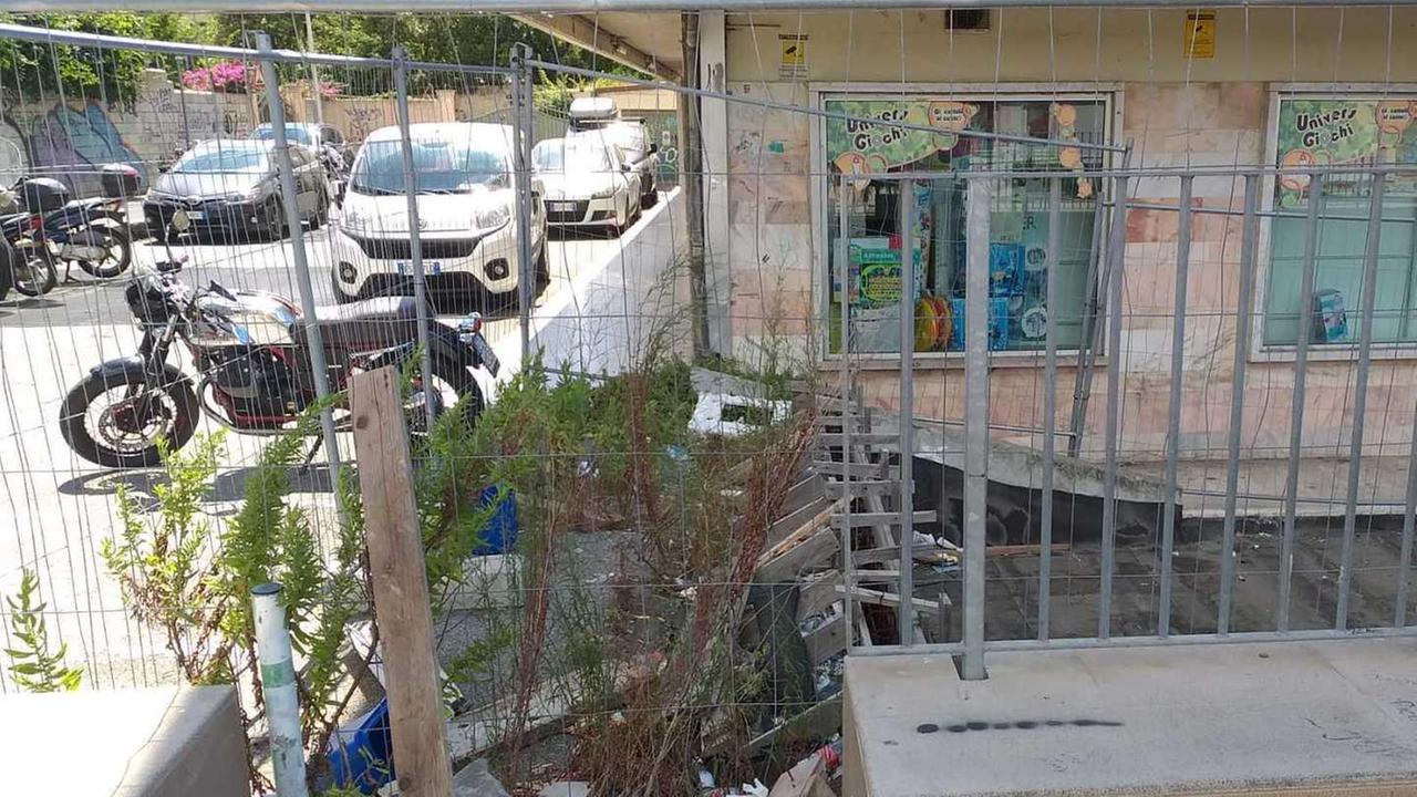 Restano degrado e rifiuti al di là di cancelli e transenne