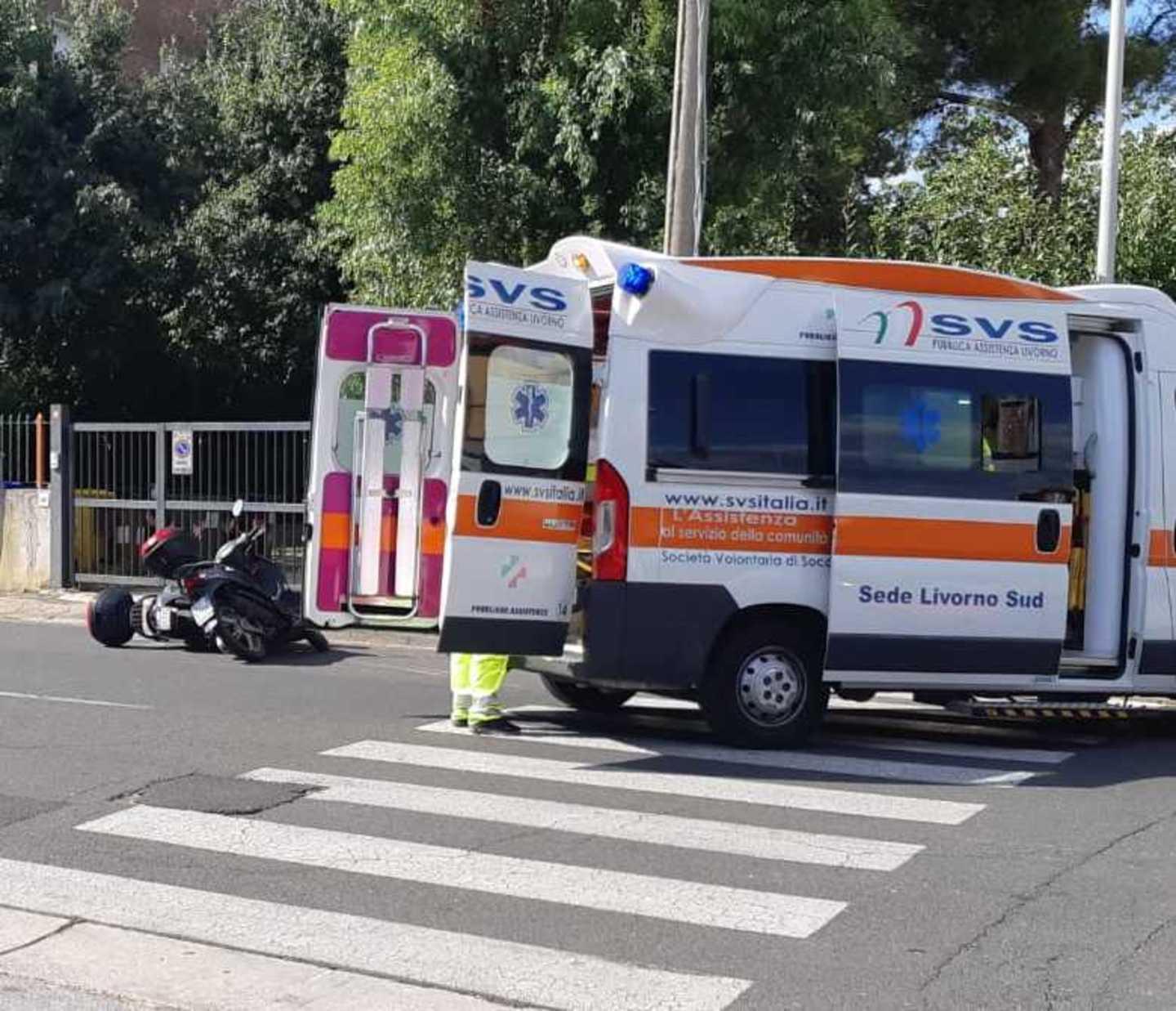 Scontro fra scooter: due livornesi in ospedale