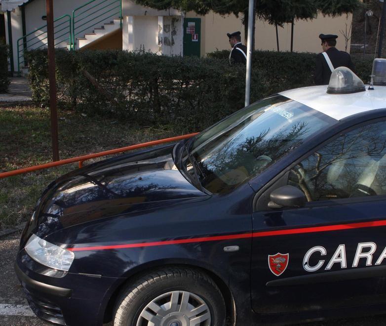 Si ferisce al braccio e poi incolpa i genitori 