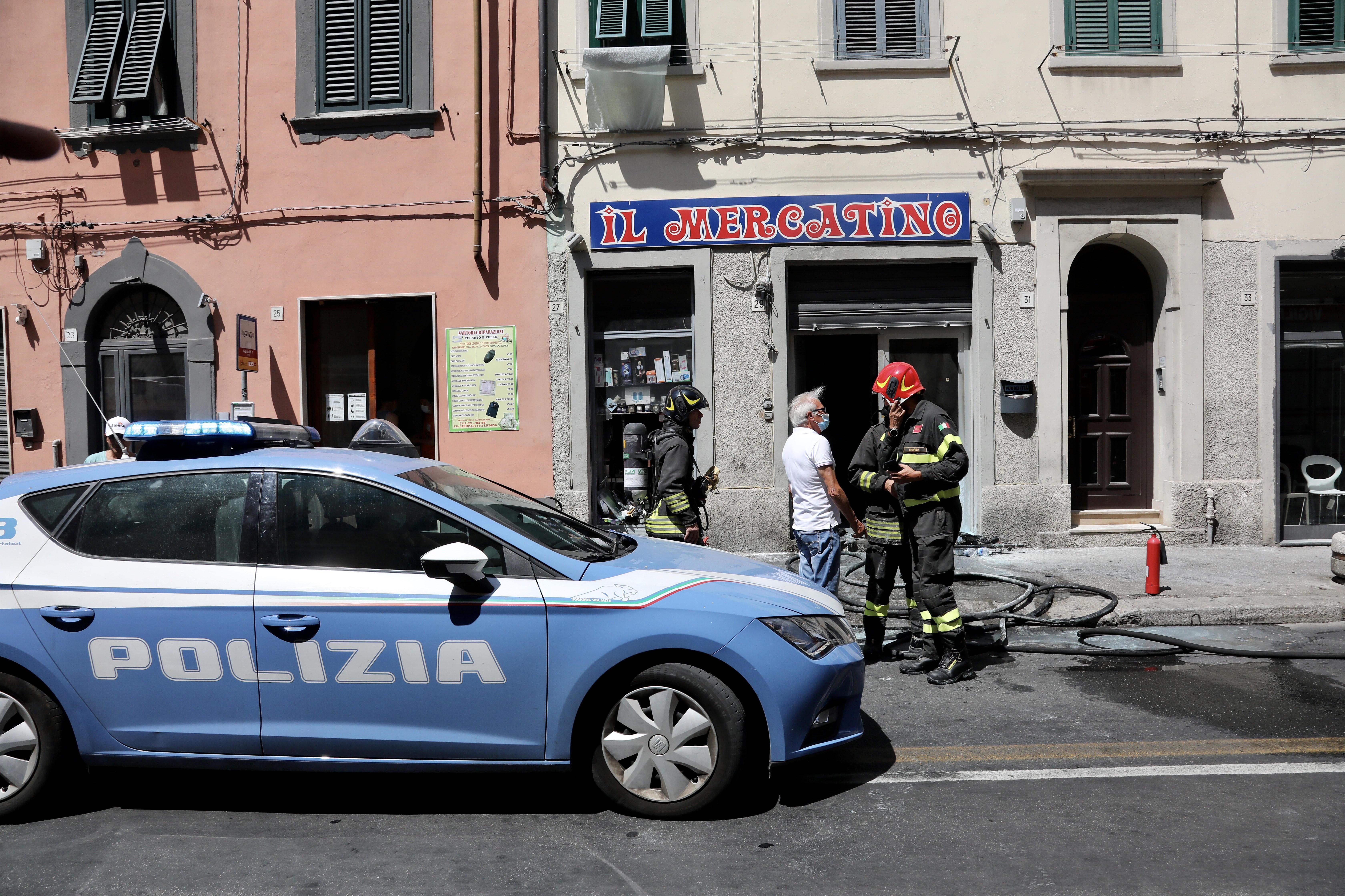 Lancia un ordigno artigianale dentro un negozio gestito da cinesi e scappa: la polizia sulle sue tracce - Video 