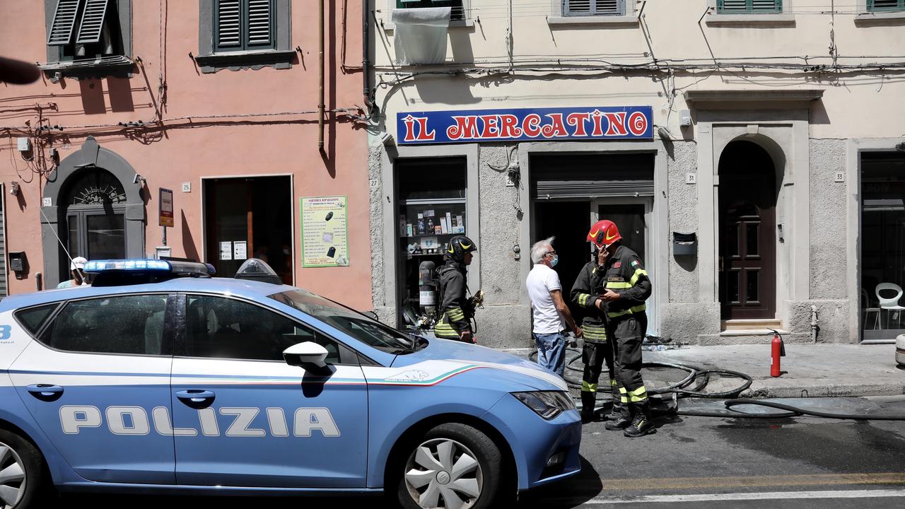 Lancia un ordigno artigianale dentro un negozio gestito da cinesi e scappa: la polizia sulle sue tracce - Video