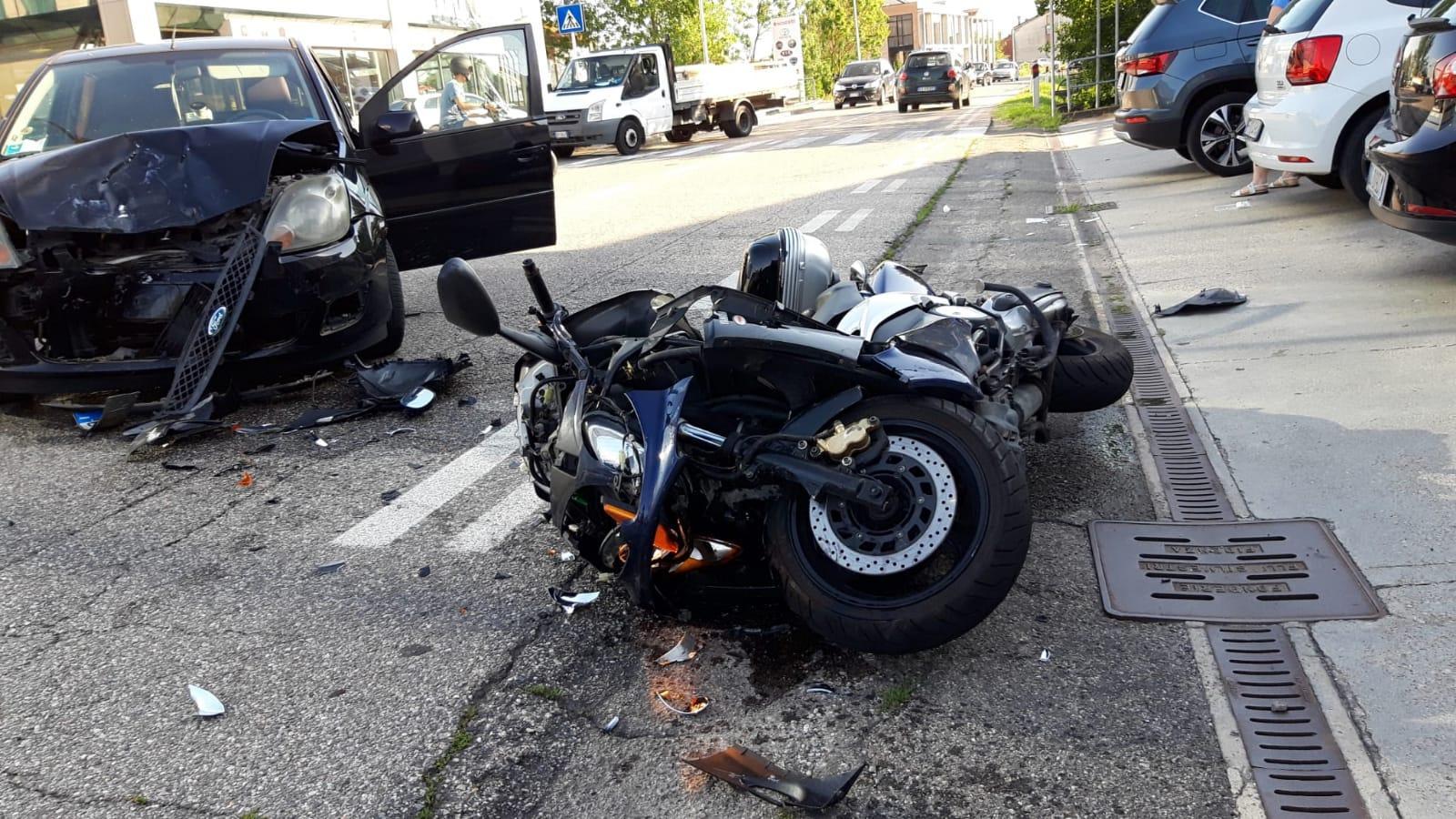Guastalla: scontro tra auto e scooter, un ferito