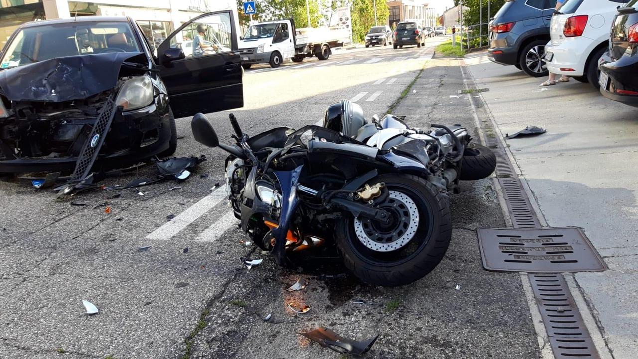 Guastalla: scontro tra auto e scooter, un ferito
