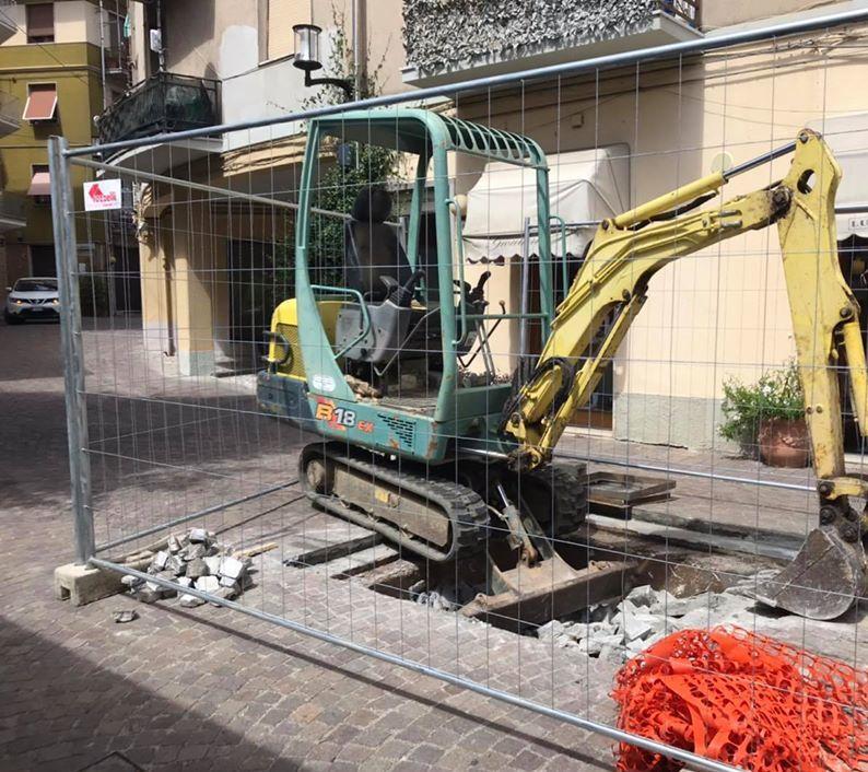 Il Comune rimuove le fontanelle a scomparsa In 10 anni mai in funzione 