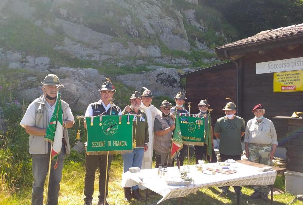 Gli Alpini salgono sulla vetta della Nuda per ricordare i caduti 